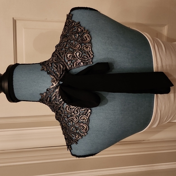 White halter top dress with balck accents - Picture 4 of 6